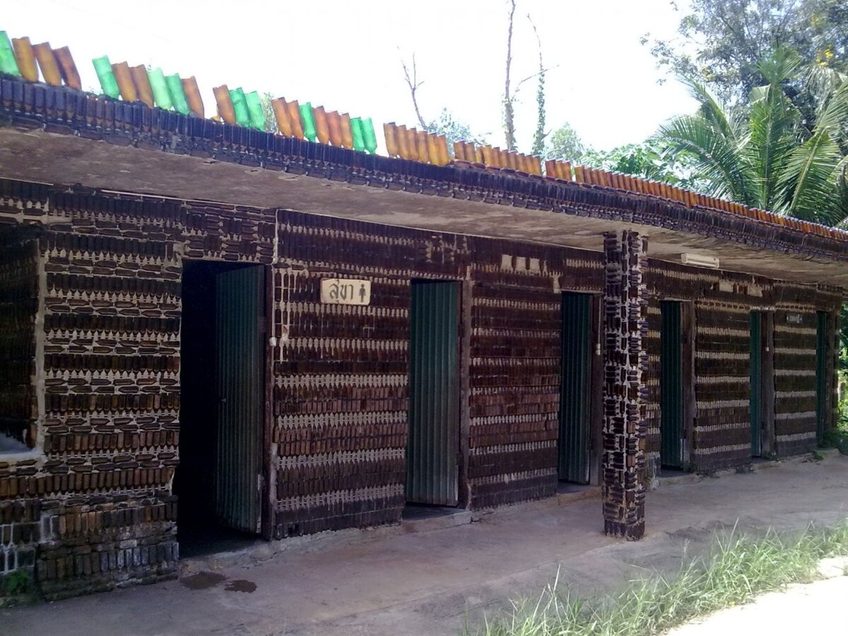 Действующий буддийский храм из пивных бутылок - 20 зданий плюс туалеты и домики для туристов