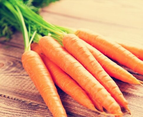 Морковь богата  витаминами А  C B E, употреблять следует морковный сок вместе с молочным продуктами, так как витамины которые поддерживают остроту зрения лучше усваивается.