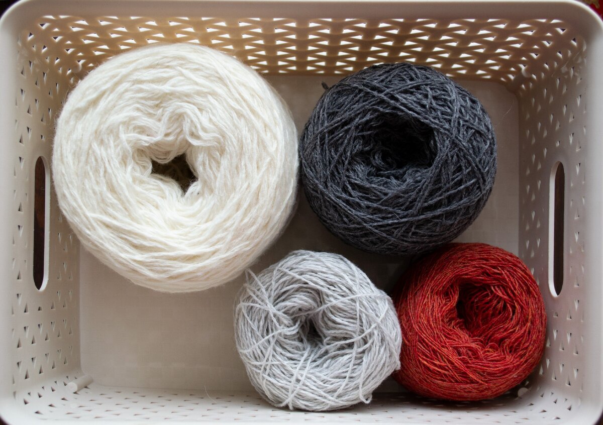 Выдержка 1/30, диафрагма 4,5, ISO 400. Из обработки — только кадрирование. Чтобы было резкое изображение, руками опираюсь на стол.