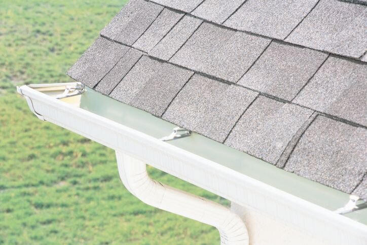 Водоотвод с кровли – это обязательная инженерная система для любого здания, обеспечивающая своевременное удаление с крыши строения влаги, накапливающейся на её поверхности во время выпадения дождя или таяния снега.