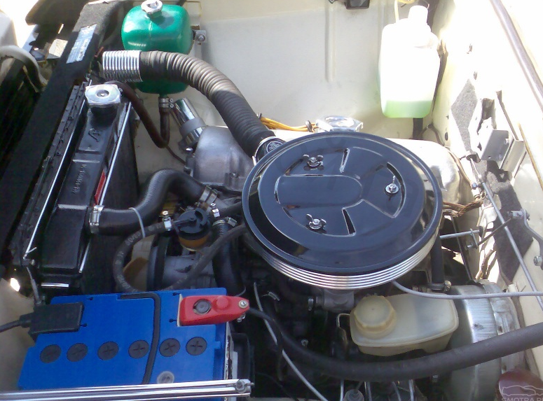 (вот так сейчас выглядит подкапотное пространство Москвича)