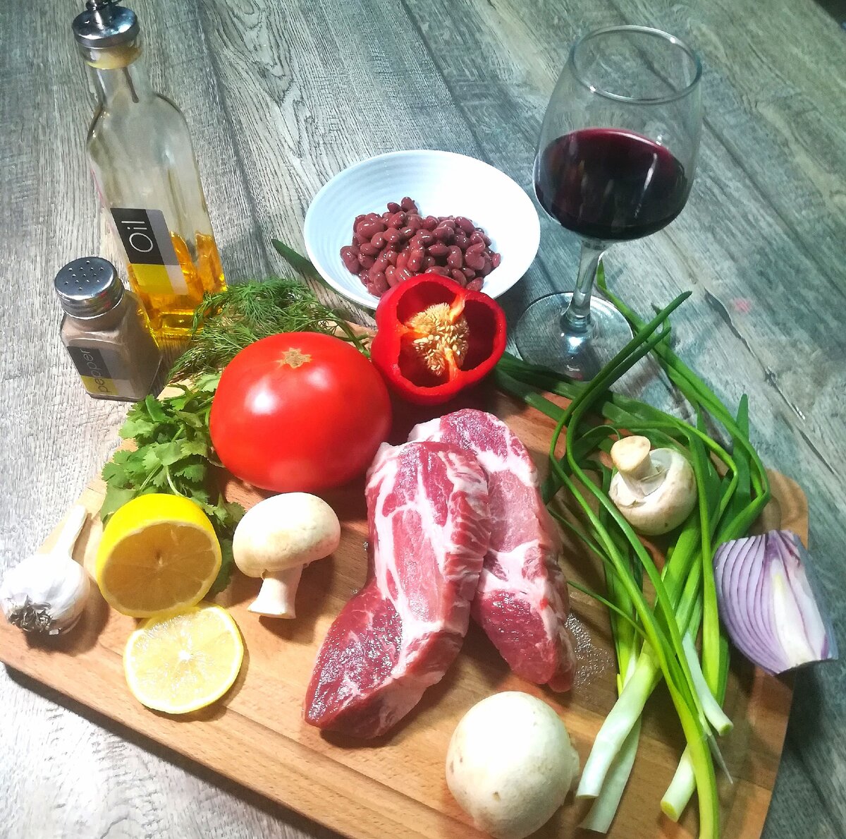 Мясо -свинина шея, фасоль (варить не было времени, купил в собственном соку, думаю на много хуже не будет) лук репчатый+ зеленый, шампиньоны, сладкий перец, помидор, зелень (укроп+кинза) лимон, чеснок, сухое красное вино.