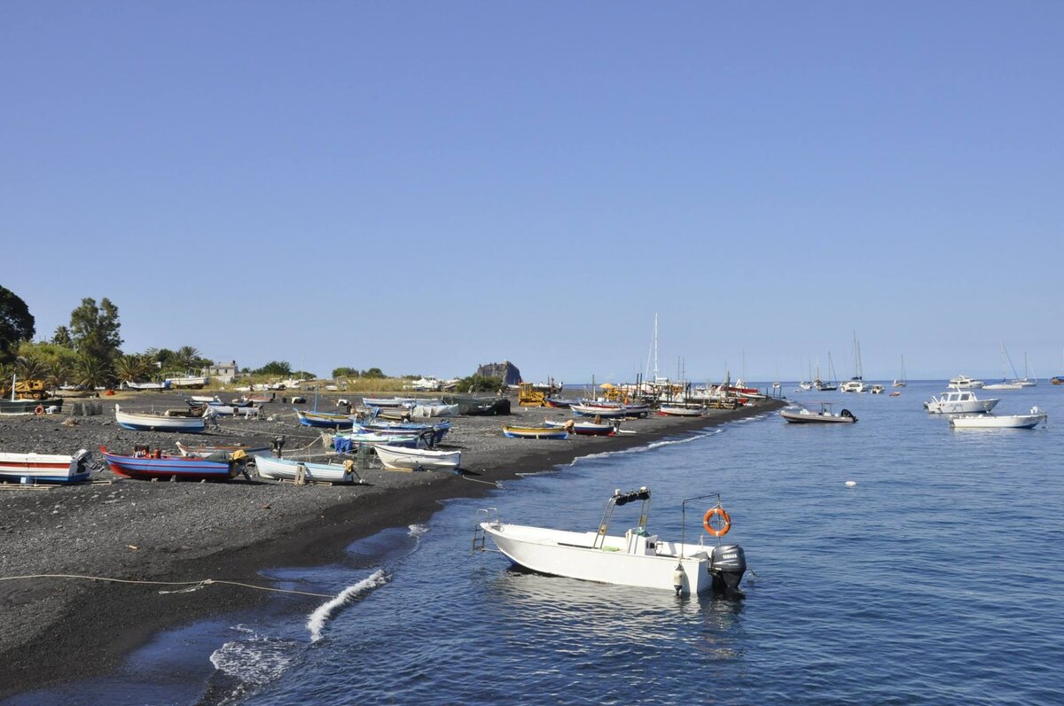 Есть и те, кто приплывает на Стромболи просто искупаться и поваляться на пляже с вулканическим черным песком