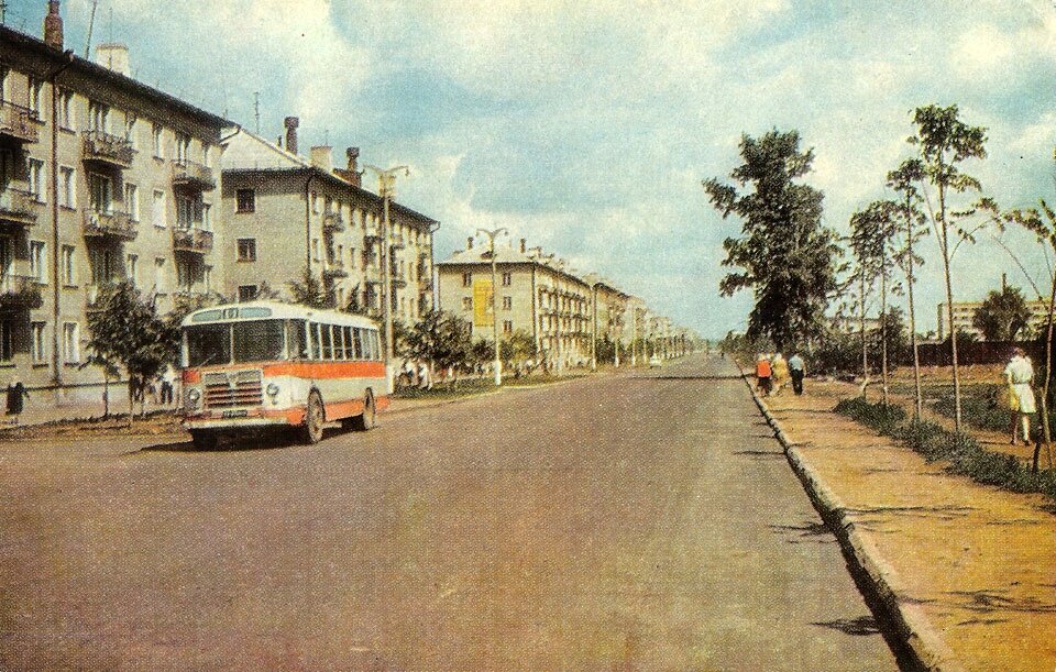 Фото 1967 г. По улице едет пассажирский автобус ЛиАЗ-158В, выпускавшийся в 1961-1970 гг. Автобус следует по 6 маршруту, в конце 1960х гг. проходившему от ул. Водопроводной (конечная была у дома 100) через ул. Первомайскую до Мясокомбината. Седьмого ноября 1972 года на данном участке была открыта троллейбусная линия. Сначала по ней курсировали троллейбусы маршрутов 2 и 2А, а с 15.11.72 - маршрута №1.
В связи с пуском троллейбусной линии маршрут автобуса №6 был отменён и запущен позднее по иной трассе. На заднем плане идёт забивка свай на строительстве городского ДК - будущего ДК им. ХХХ-летия Победы, открытого в 1975 г. Строительство ДК им. ХХХ-летия Победы началось в 1967 г.
