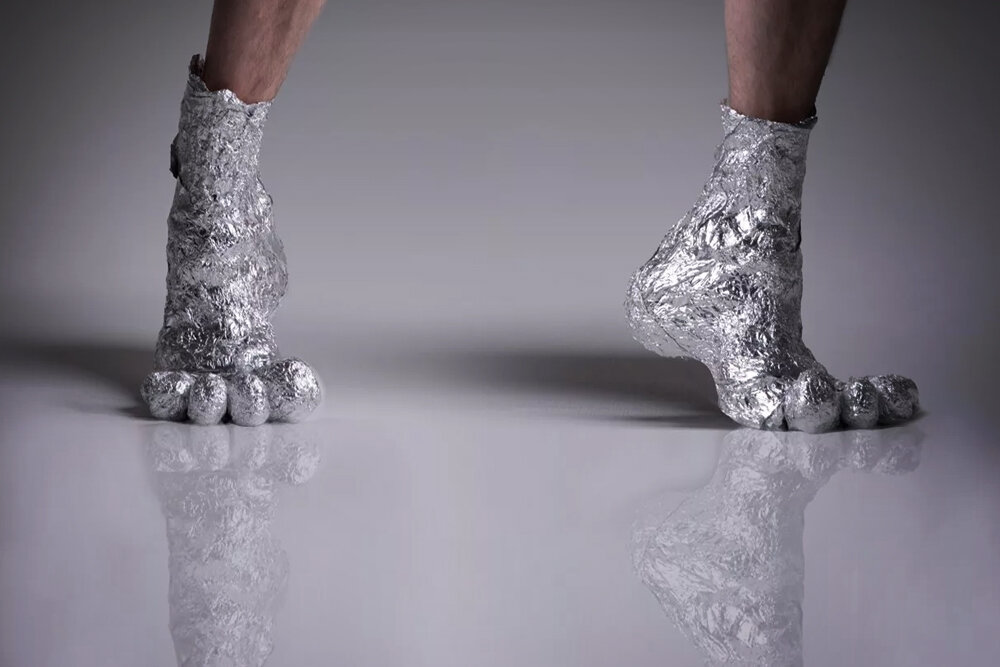 Горнолыжные серебристые ботинки с одной клипсой модель 1980 годов. Серебряные башмачки элли из изумрудного города. Серебряные ботинки. Серебряные башмачки. Пепельница башмачок.