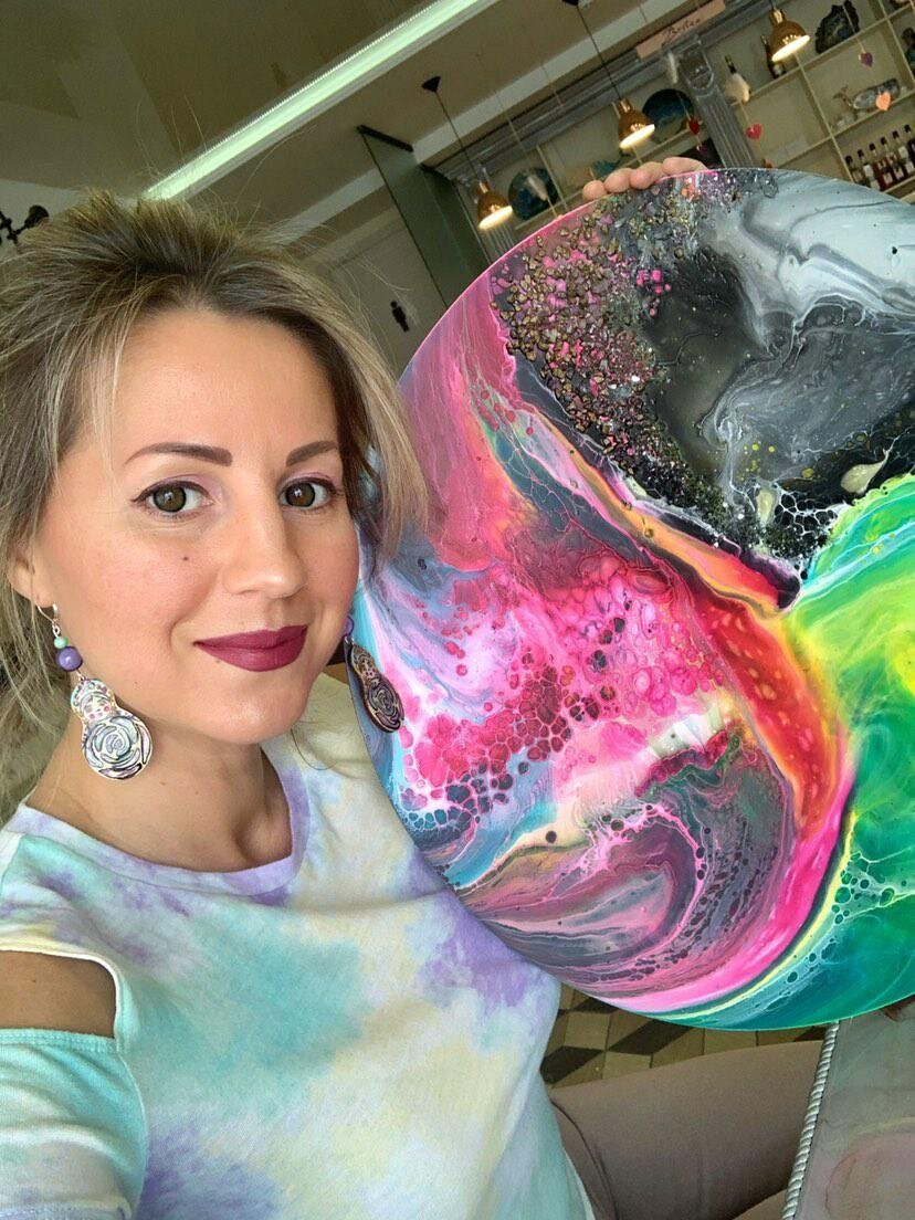 Когда женщина счастлива и влюблена, она делится счастьем и любовью, вся, без остатка... 