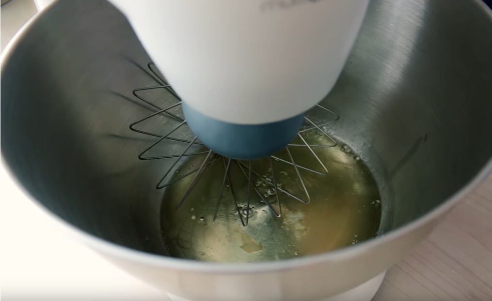 взбиваем белки..