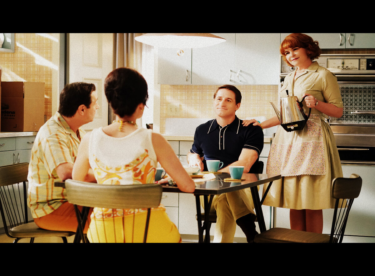 Сериал "Почему  женщины убивают". Бет Энн с чайником в руке