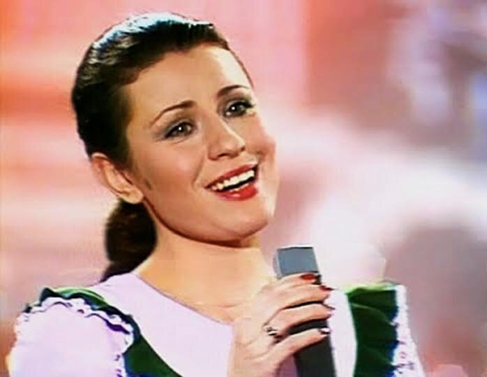 Такой молодой и красивой я увидела впервые Валентину Толкунову( фото из https://teleprogramma.pro/stars/star-hist/255290/ )
