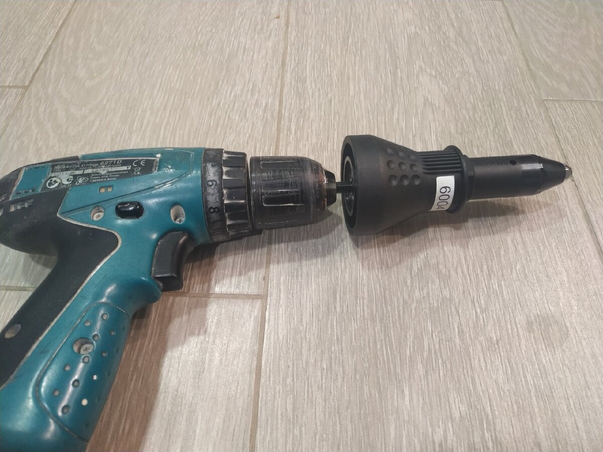 Закрепленная на шуруповерте насадка-заклепочник Messer RA-48