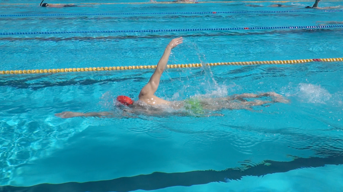 Какой из спортивного плавания самый бесшумный. Ижицкая Ольга плавание. Плавание с прямыми ногами. Высокий локоть в плавании. Плавание с прямыми руками.
