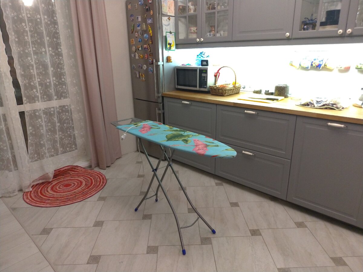 Гладим в гостиной.