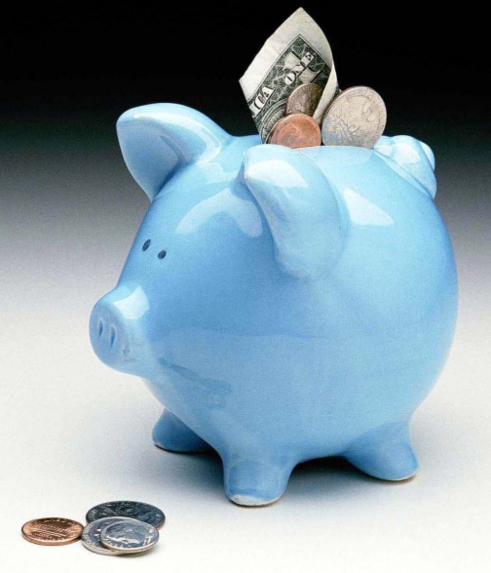 
Никто из нас не хочет оказаться погрязшим в долговых обязательствах, мы хотим быть финансово независимыми, хотим иметь достаточно возможностей для оплаты различных счетов, и, в конце концов, раньше уйти на пенсию. Сегодня вашему вниманию предлагаем несколько простых способов для достижения любой финансовой цели. 

Разработайте детальный, но гибкий план

Ваш финансовый план должен быть подробным, он должен учитывать все аспекты вашей жизни, но, несмотря на свою детализацию, он должен быть очень гибким. Никто не знает, что приготовлено для нас в будущем, именно поэтому гибкость плана должна быть одной из главных характеристик. 

Стоит также сказать, что ваш финансовый план не должен быть просто мечтой, он должен быть основан на реальности, на ваших реальных возможностях. 

Поставленные цели для экономии семейного бюджета должны быть реальными и доступными. Если ваш план не работает в краткосрочной перспективе, то, естественно, он не сработает и в долгосрочной. 

Разделите вашу цель на несколько этапов. Таким образом, вам будет легче ориентироваться и видеть небольшие, но достижения. 

Также выработайте привычку откладывать деньги регулярно. Легче всего это сделать с помощью банковского счета с автоматическими отчислениями. 

И самое главное, держите эти средства подальше. Не позволяйте себе ими воспользоваться при первых же трудностях. 

Пусть ваша финансовая независимость будет критерием жизненной стабильности. 