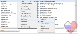 Увеличьте приоритет процесса javaw. exe (Откройте диспетчер задач, щелкните правой кнопкой мыши по процессу, увеличьте его приоритет. Здесь вы можете также завершить другие процессы, использующие ресурсы, но будьте осторожны, можно завершить необходимый для нормальной работы ОС процесс, и придётся перезагружать ПК)