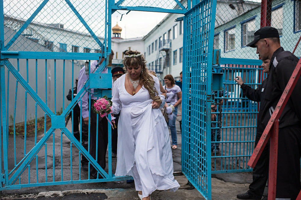 Отбывание наказания женщин. Свадьба в колонии. Свадебное платье в тюрьме. Свадьба в женской колонии. Женщины в тюрьме свадьба.