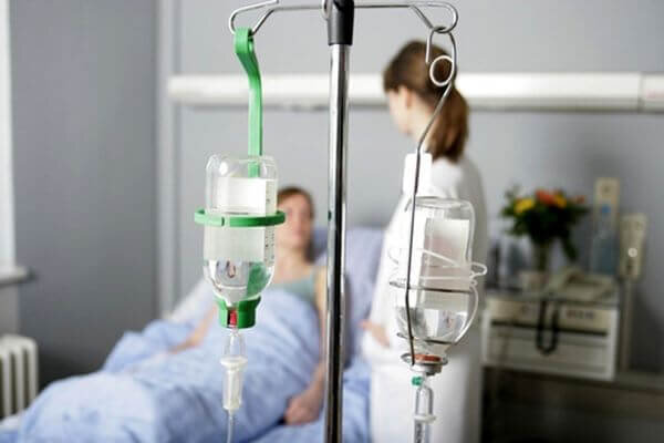 Человек теряет энергию очень быстро, поэтому прописывают капельницы с глюкозой и витаминами.