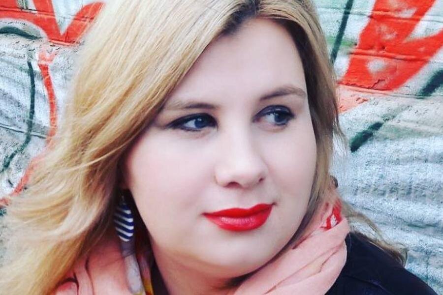 Сегодня, 31 марта, скончалась журналистка и главный редактор «Делового интереса» Анастасия Петрова. Последние несколько дней она была под наблюдением врачей предположительно с диагнозом двусторонняя пневмония.

Ранее на своей странице в Facebook она говорила, что ее госпитализировали с высокой температурой в изолированный бокс. Также у нее был контакт с приезжими из-за рубежа, но все были за границей более трех недель назад. 26 марта первый тест на коронавирус был отрицательным. По данным источников Properm.ru, последние несколько дней она была в тяжёлом состоянии на ИВЛ.
