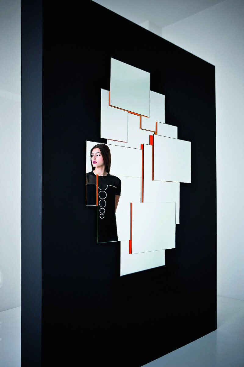 Зеркало Pablo выпол­нено в духе кубизма  и посвящено Пабло Пикассо. 
Zanotta, Италия