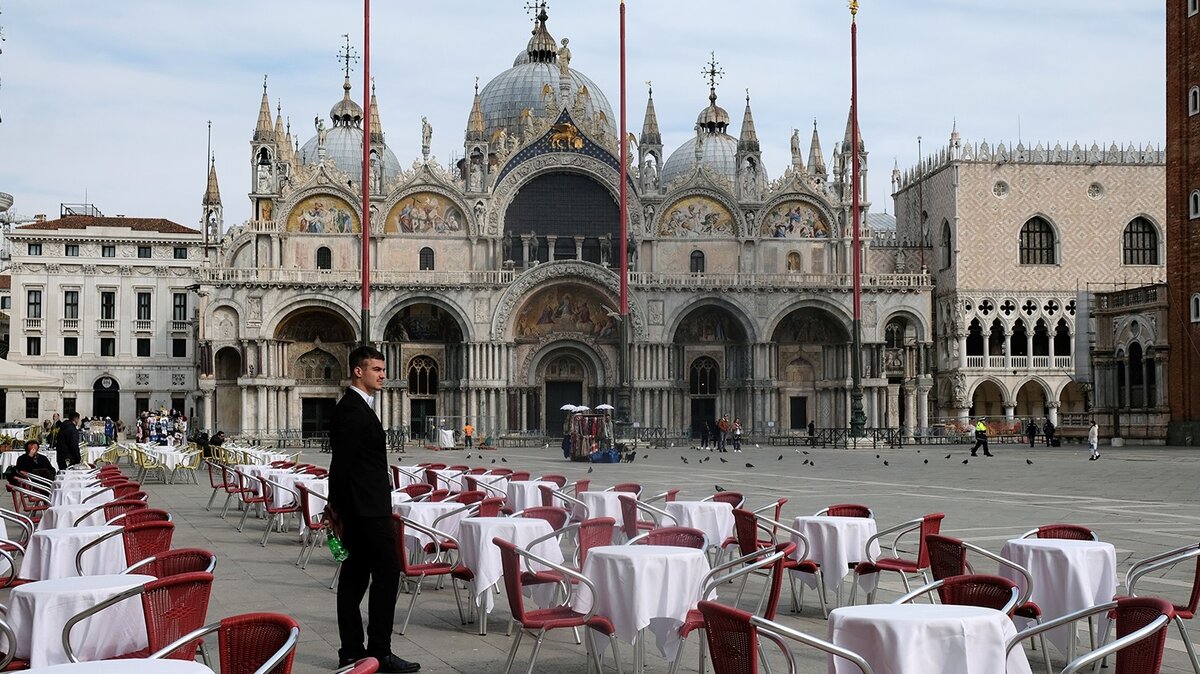 Немыслимое ранее зрелище - пустая площадь св. Марка в Венеции. Фото из открытого источника в Яндексе
