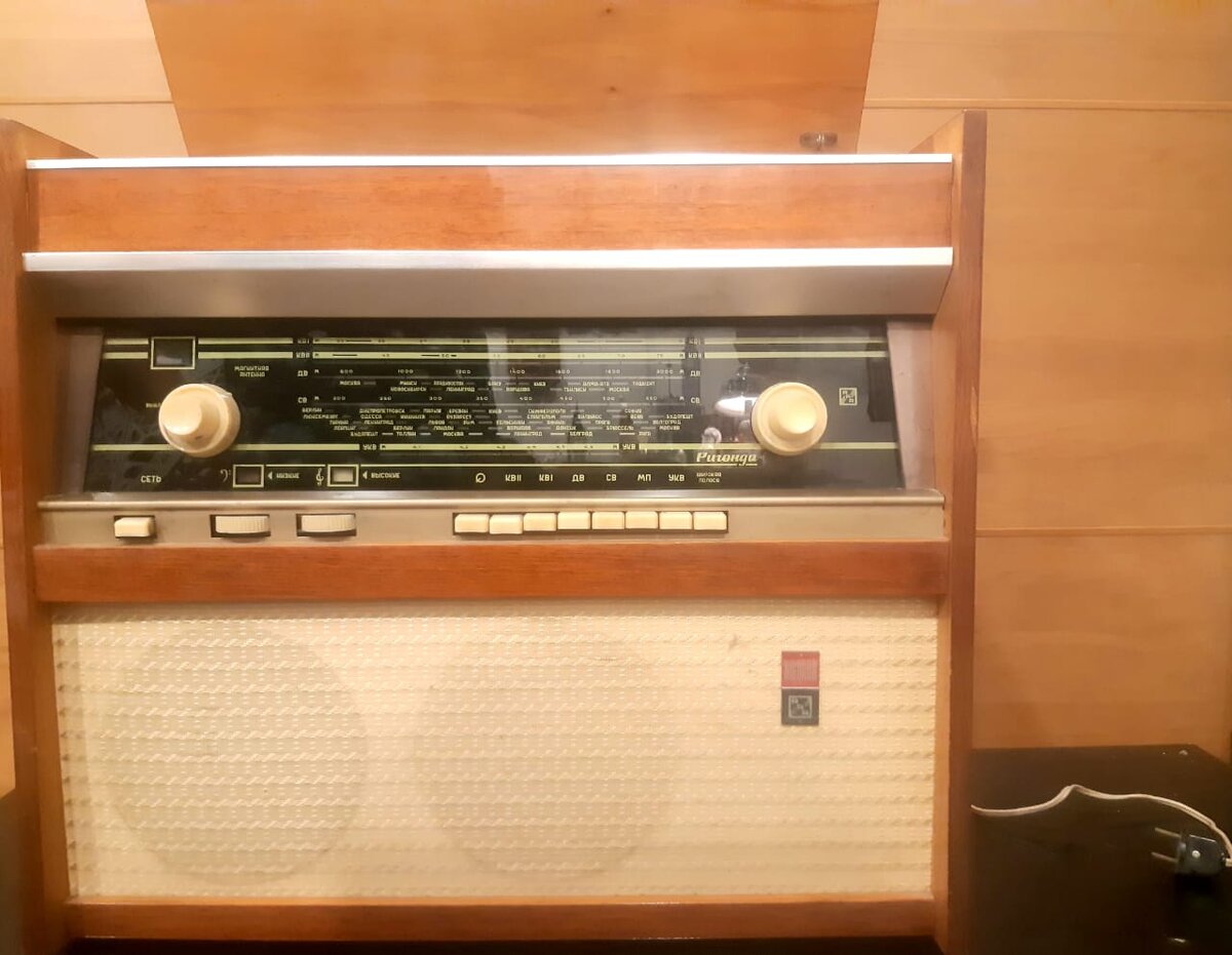 Эта радиола стояла у нас в шкафу уже несколько десятилетий. Вроде и самим не нужно, и выкинуть жалко