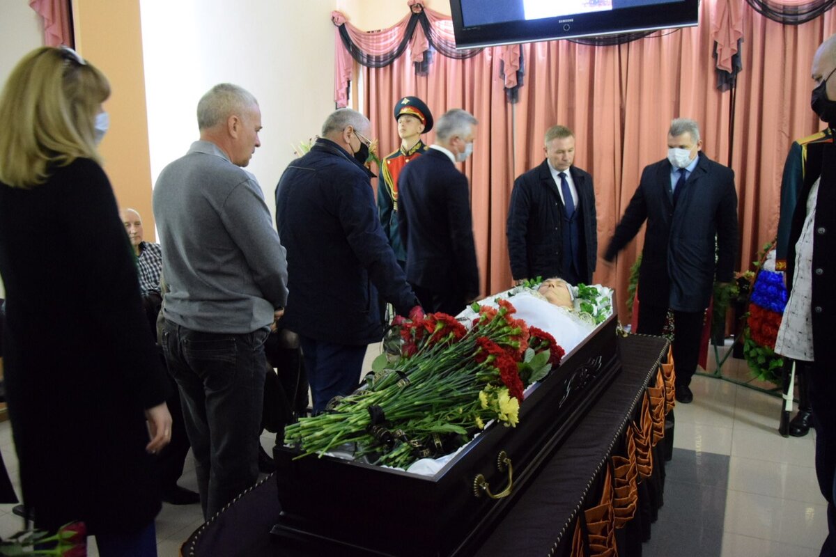 Похороненные в волгограде. Похороны Равиля Маганова. Похороны сегодня в Курске простились с погибшими.