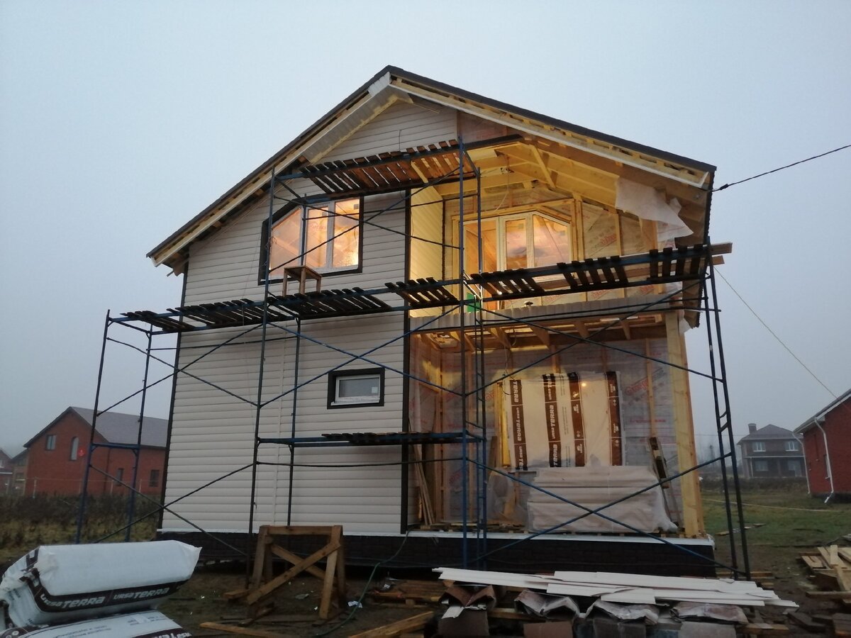 Отделка каркасного дома виниловым сайдингом.