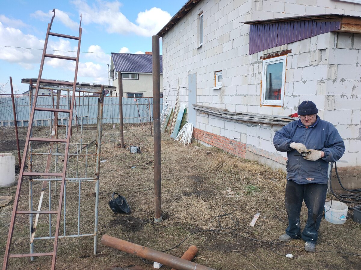 Столбы под беседку - навес. Леса из старых кроватей)