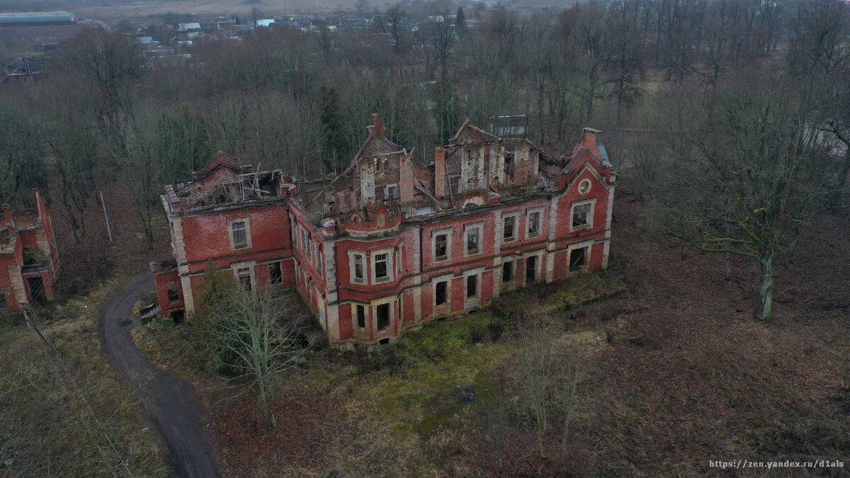 Графский замок богатейшего дворянского рода России, мог бы стать крутым туристическим объектом, но превратился в руины