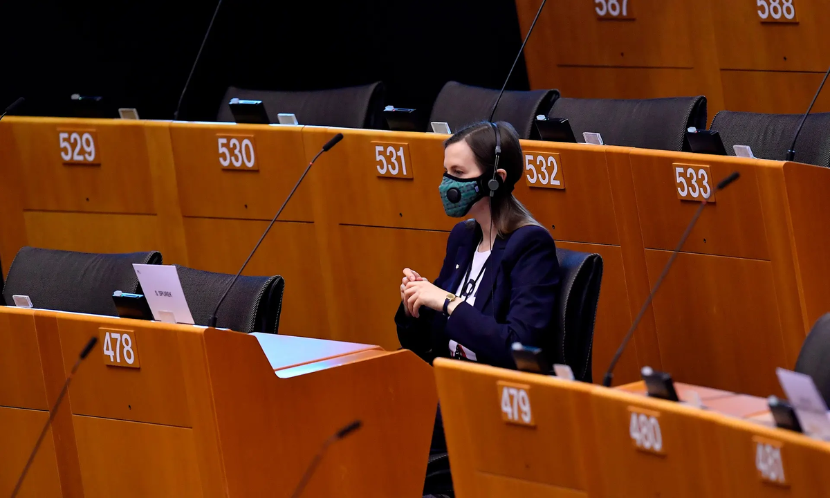 Депутат Европарламента носит маску в почти пустом Европейском парламенте в Брюсселе на прошлой неделе. Фотография: John Thys / AFP via Getty Images