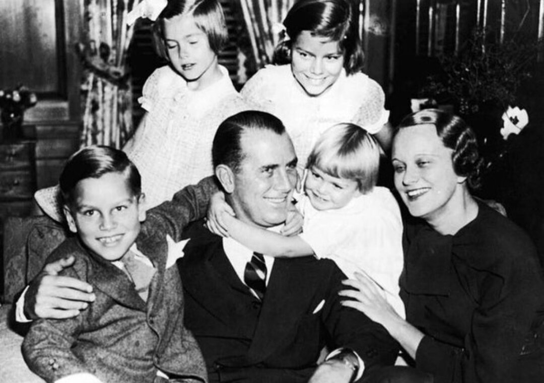 Семья Келли в полном составе. 