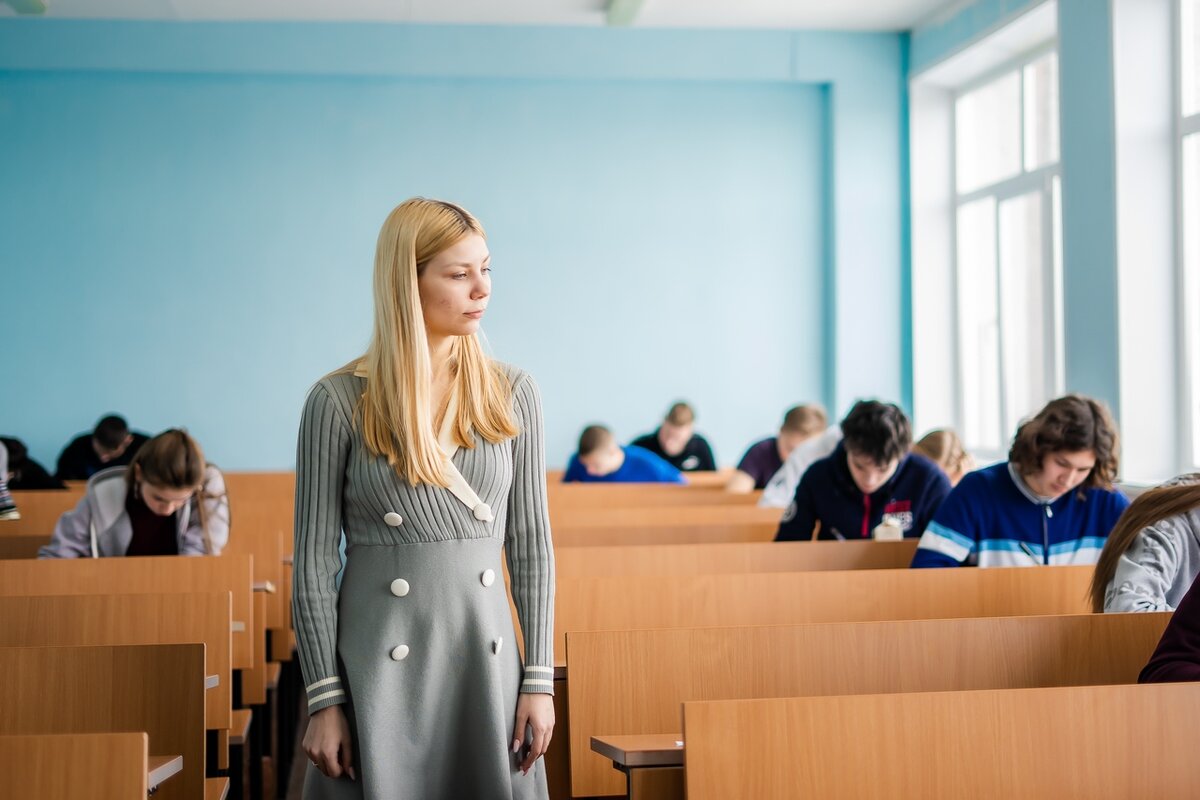 Добавить маски и рассадить ребят через стол - и будет соблюдена социальная дистанция. Источник фото: https://vk.com/math_yargu