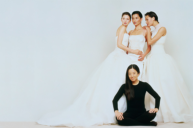  Вера получила степень в области истории искусства от Sarah Lawrence College. Будучи студенткой, она познакомилась с редактором американского Vogue, которая пригласила ее на стажировку. В 23 года она стала редактором моды и отдала глянцу 17 лет, но не могла расстаться с мечтой стать дизайнером. В 40 лет Вера решила начать свое дело и вскоре открыла собственный салон свадебных и вечерних платьев.