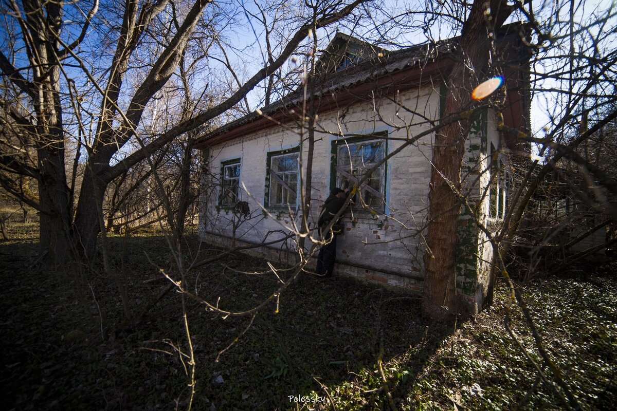 Идём в Припять через заброшенное кладбище в Чернобыльской зоне отчуждения