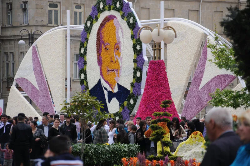 Цветы в азербайджане. Праздник цветов в Азербайджане. Фестиваль праздник цветов в Баку. Парад цветов в Баку. Праздник цветов 10 мая.