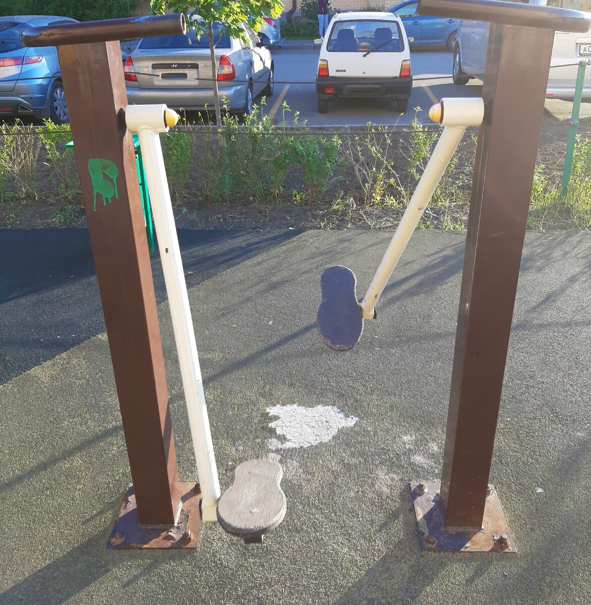 На прогулке нашли тренажеры очень далеко от дома...