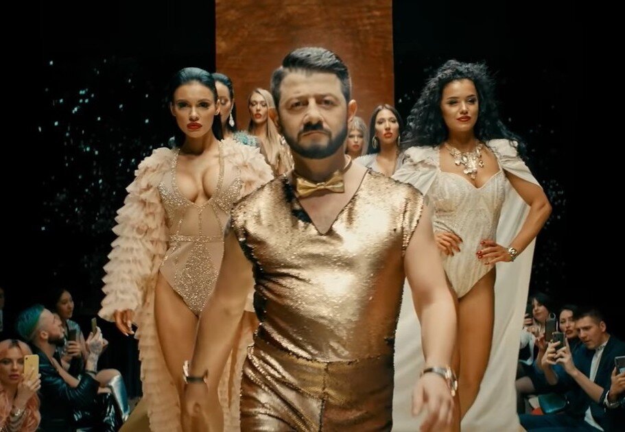 Звезда дефиле - Михаил Галустян. Фото: кадр из клипа «Zoloto».