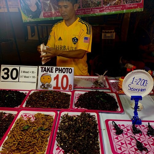 Продавец жареных насекомых. Пхукет. Фото из личного архива