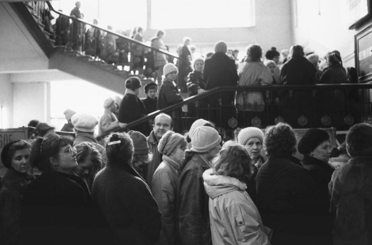 Очередь в магазине "Детский мир", 1991 год. Фото: ТАСС/ Сергей Мамонтов Подробнее: https://www.m24.ru/galleries/torgovlya/31032015/3433?utm_source=CopyBuf