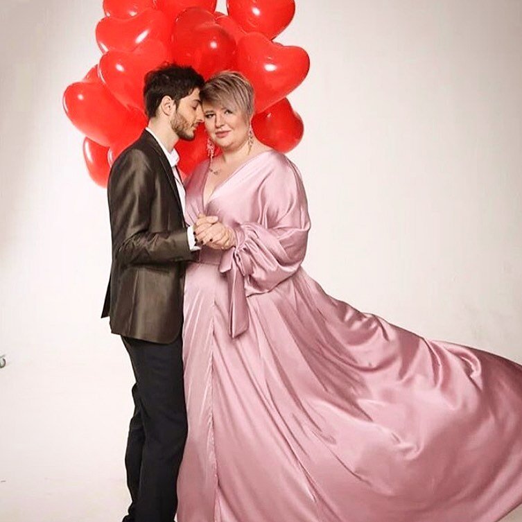 Не  для кого не секрет  что  семья Оганесян ушли с проекта. Но ребята ушли не на совсем а на время декретного отпуска . Ребята сняли квартиру и сейчас там обживаются , там ребята будут ждать появления на свет своего первенца .Но как оказалось жизнь за проектом не так легка как казалось . Перед своим уходом ребята устроили скандал на проекте а точнее на шоу Бородина против Бузовой,более того Йосиф даже попытался сорвать шоу . И тогда Саша высказалась что она готова вместе с супругом покинуть проект и без проблем жить за  периметром . Но сейчас Саша призналась что это не так легко . До родов девушке остался один месяц, а еще нужно многое успеть , и как сказала Саша она не знает как все это успеть. Конечно тех кто не много провел времени на проекте и не успел вкусить вкус халявы проще уходят с проекта ,но для тех кто живет там годами уже намного сложно просто вот так покинуть проект . Ведь конечно же к хорошему привыкают быстро и расставаться потом не хочется . Сейчас Саша снимают квартиру и во всю перевозят туда вещи и к себе на помощь они решили позвать сестру Саши . Девушка будет жить с ними и помогать во все . Но пока из сторисов Йосифа мы только видим что Таня  с Йосифом развлекаются , а Саша сама занимается  всеми домашними делами .