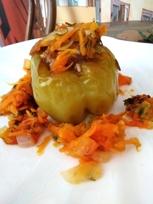 Зеленый болгарский перец, фаршированный мясом и с овощной заправкой