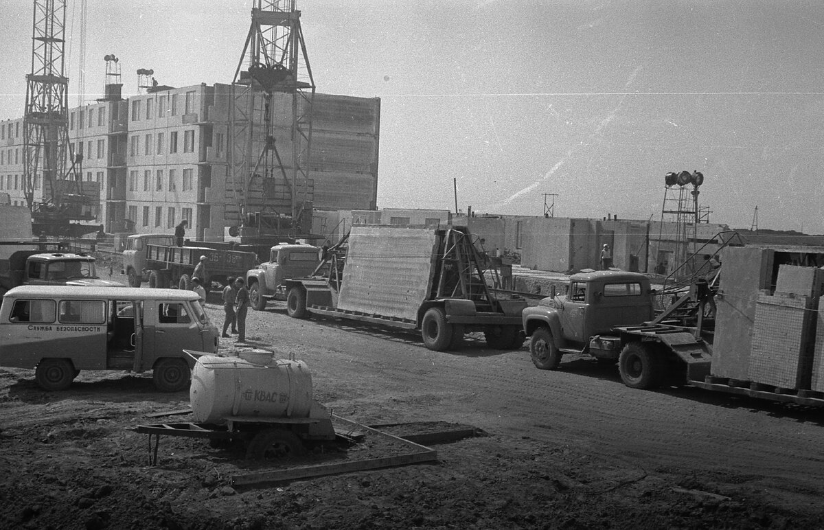 ЗиЛы-панелевозы на строительстае нового микрорайона в Набережных Челнах 
 1971 год