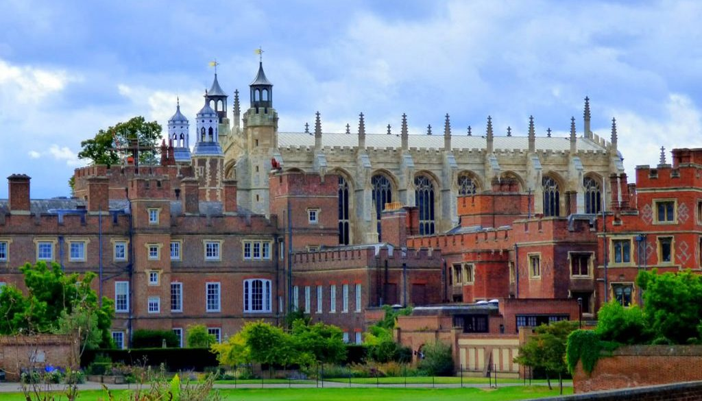 Колледж итон великобритания. Eton college (итонский колледж). Школа итон в англии. Итон школа в англии форма. Итонская школа.