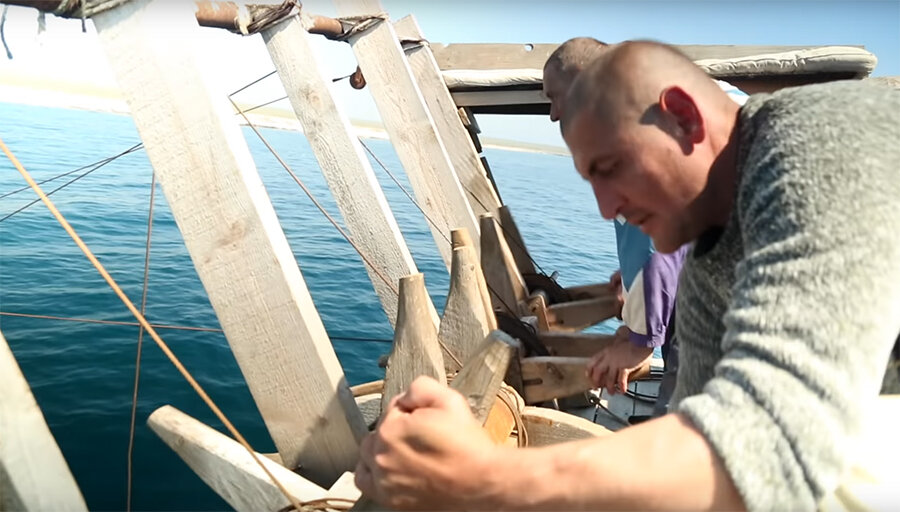 Древний способ ловли рыбы, которым до сих пор пользуются в Крыму: туристы открывают рот от удивления