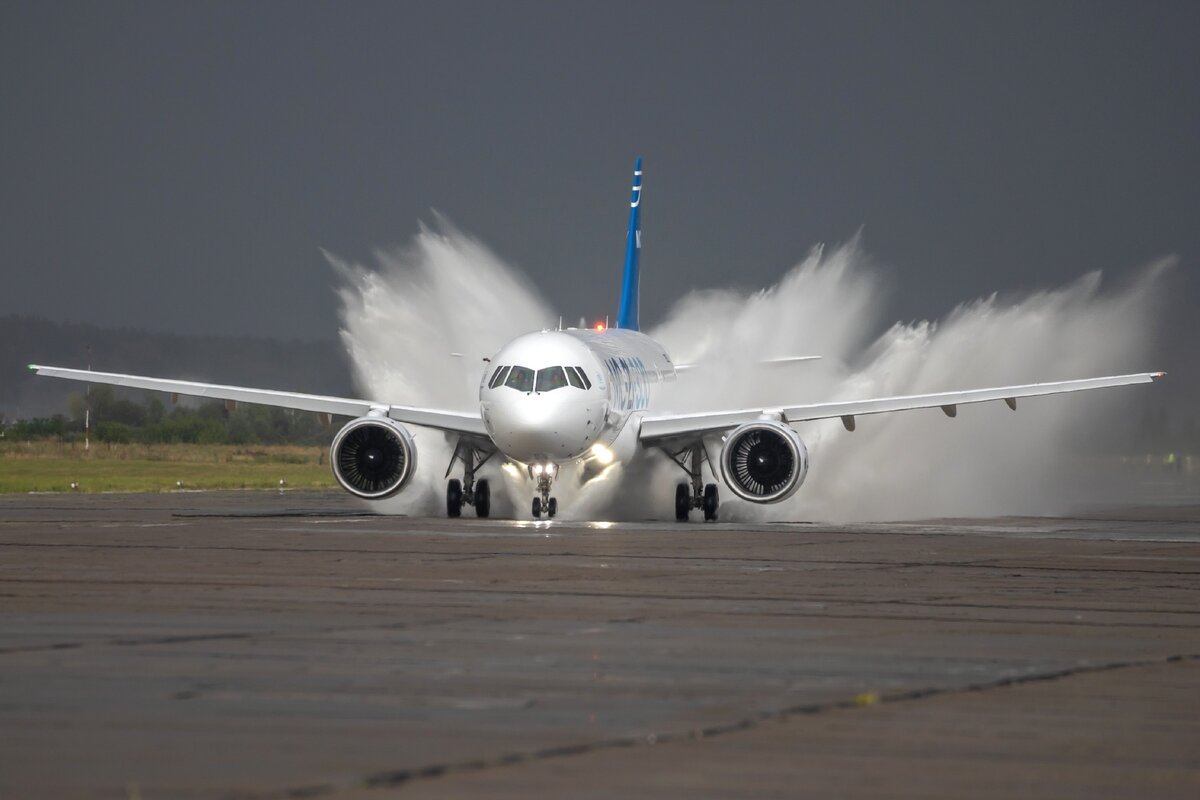 Самолет мс 21. МС-21-300. MC 21 300. Мс21 самолет. MC 21 300 самолет.