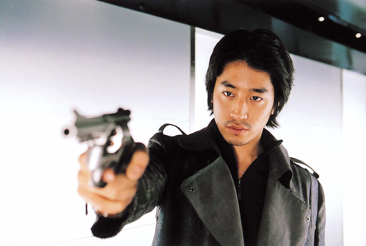 Глаза... Глаза в азиатских боевиках абсолютно безэмоциональные. И это - тонко. 