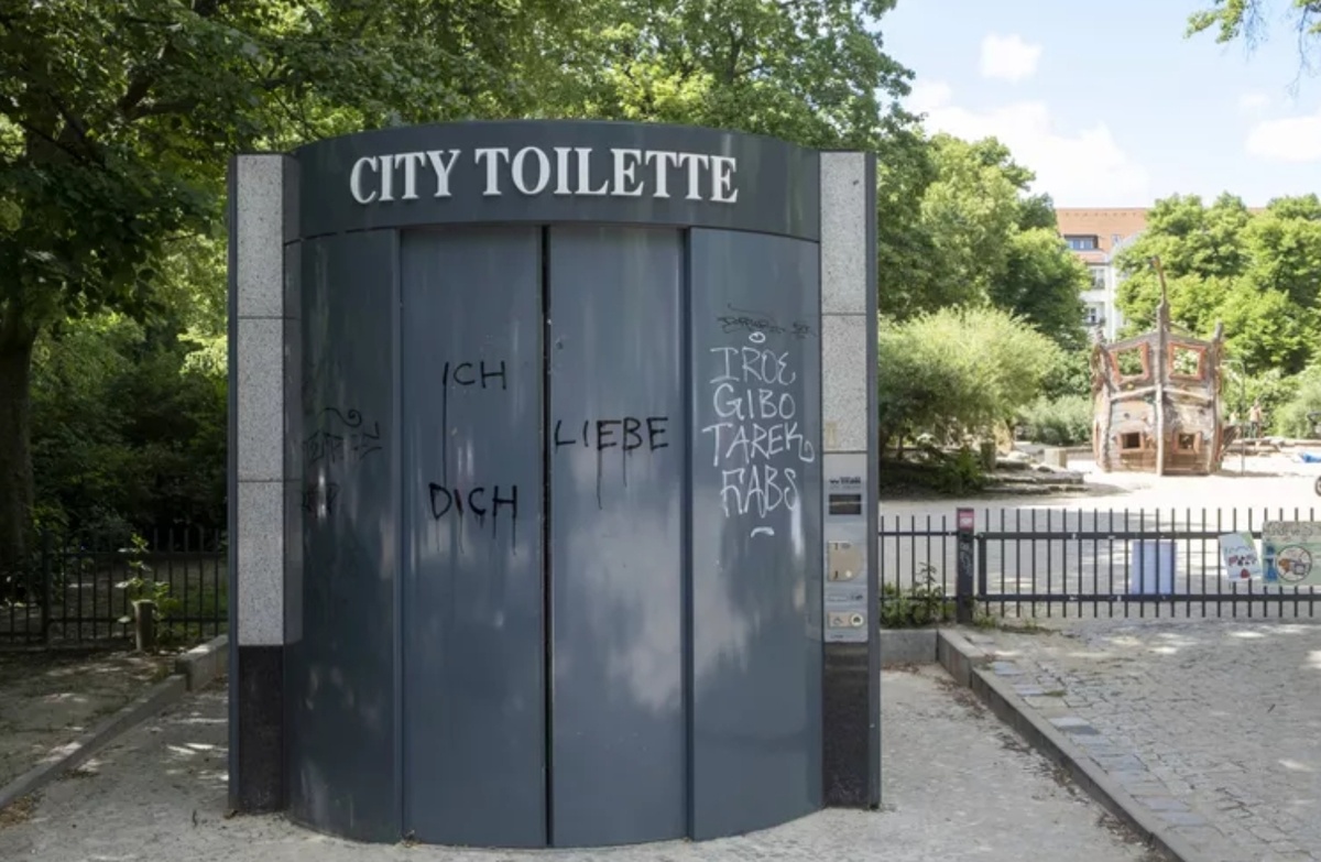 «Я тебя люблю»: признание в любви в городском туалете в Берлине-Пренцлауэр-Берг. Фото: imago images/snapshot