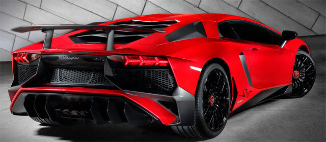 Вместо обычных дверных ручек имеются петли. Нижняя дуга рулевого колеса имеет прямую линию. Также как на большинстве современных спорткаров руль покрыт перфорированной оплеткой. Дисплей электронной системы выполнен в ярких тонах, преимущественно желтого цвета. Вся информация об автомобиле отражается на экране. Значения спидометра выводятся мелким шрифтом. Органы управления и переключения похожи на панель, используемую в авиации. Заводится с нажатия кнопки, как гоночный болид. 
Прижимная сила увеличена за счет установления антикрыла в задней части. Она составляет 250 кг на скорости 190 км/ч. Выхлопная система имеет четыре отверстия, дополняющие агрессивный стиль. Карбоновый монокок является основой корпуса, а для облегчения конструкции был использован материал из углеволокна. Таким образом, было достигнуто 50 килограммовое снижение веса.


