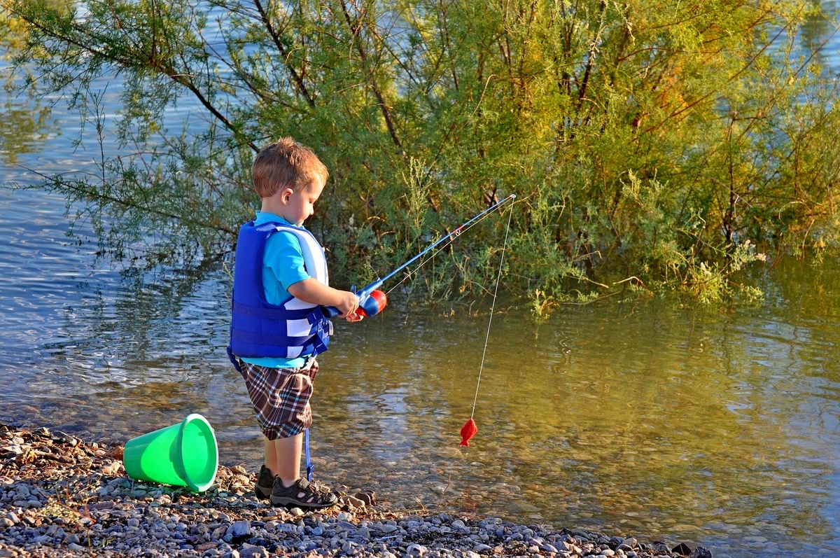 Ваш ребенок не дает вам не секунды покоя, повторяя за вами каждое движение.