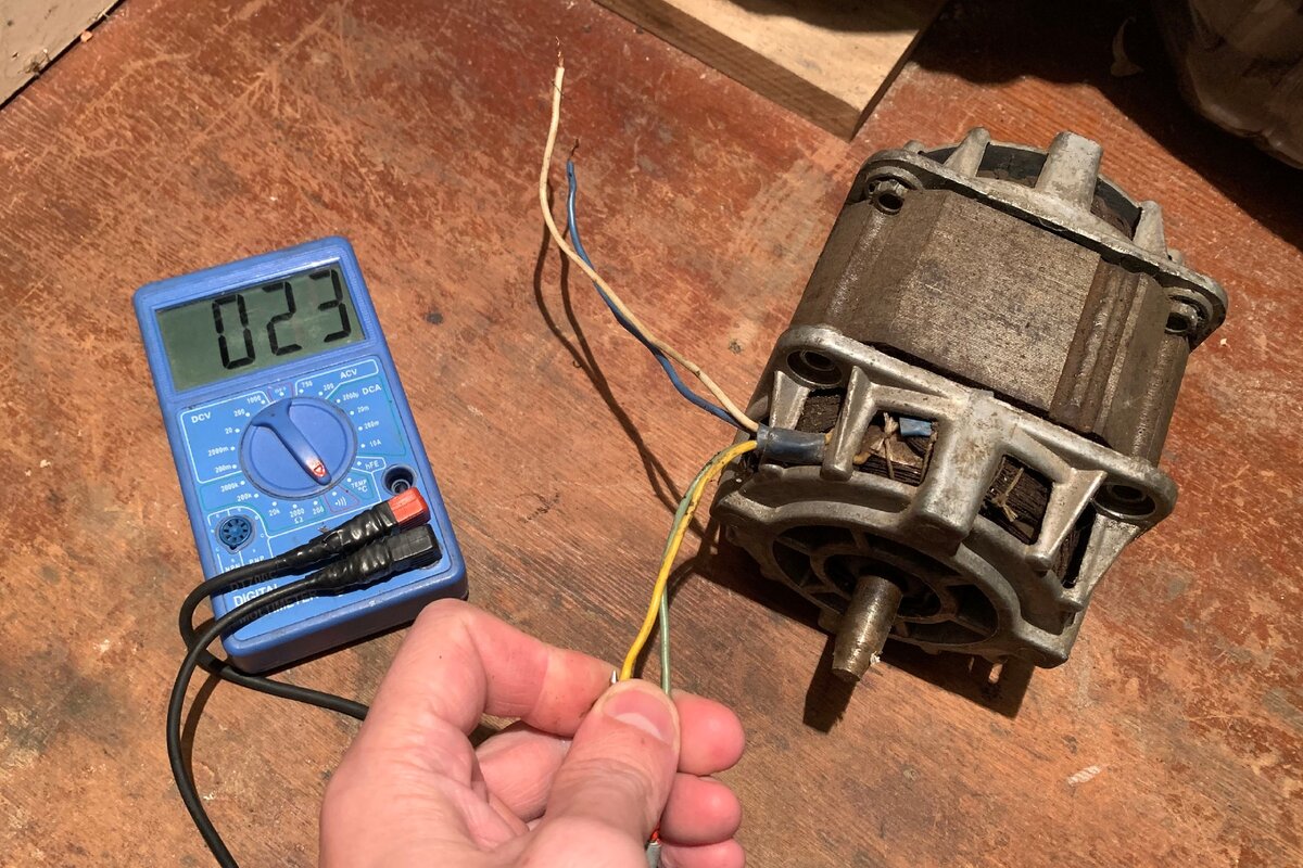 В режиме прозвонки находим любую из обмоток, чтобы разделить провода друг от друга, так как не всегда они отмечены одним цветом, как у меня.