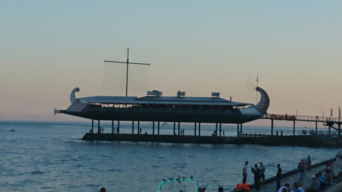 кафе на берегу Ялты